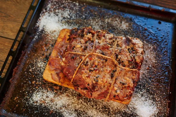 オーブンで調理された肉を料理します。 — ストック写真