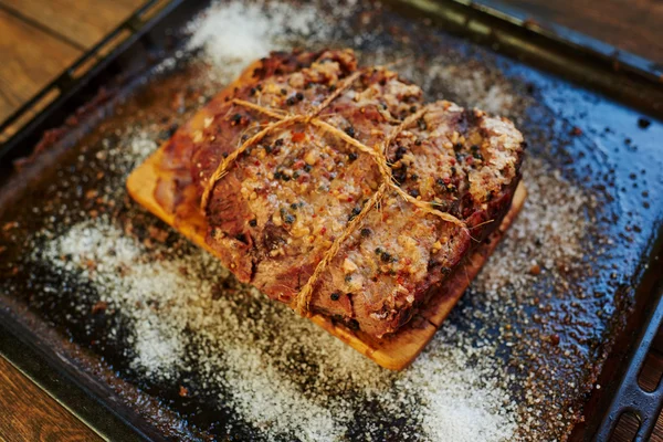 Fleisch im Ofen garen — Stockfoto