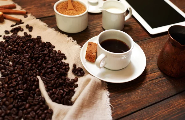 On the table in the office served a light breakfast — Stock Photo, Image