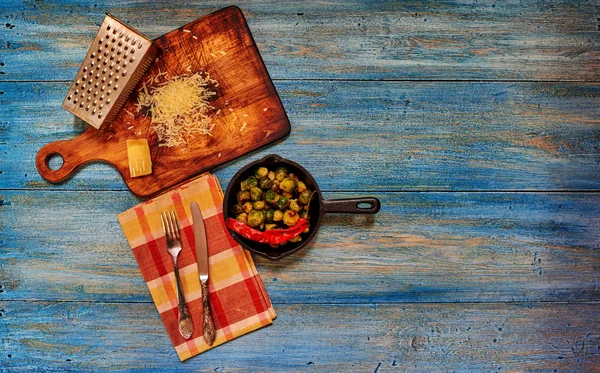 Cook bake in the oven in an earthenware dish with minced zucchin