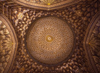 İslami geometrik şekilli ve süslü kubbe tavanlı altın soyut sanat retro deseni, radyal simetri, çiçekli mozaik ayrıntılar ve zarif geleneksel doğu arkaplanı için zengin doku