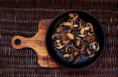 There are mushrooms in a deep frying pan
