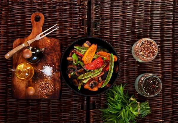 Há verduras fritas em um fritar panfried — Fotografia de Stock