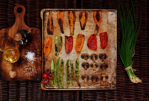 Hay verduras cuidadosamente dispuestas en una bandeja para hornear. — Foto de Stock