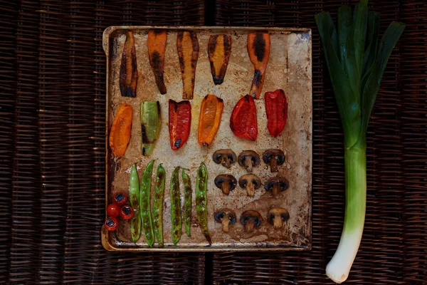 There are vegetables carefully arranged on a baking sheet — Stock fotografie