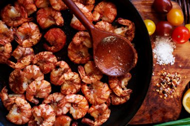 Bir dökme demir tavada karides vardır