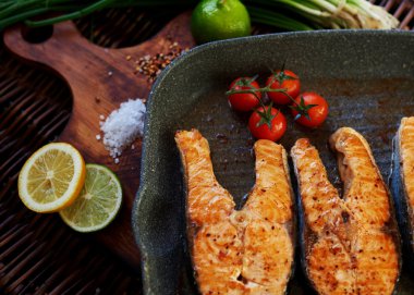 There are several salmon steak on the grill pan