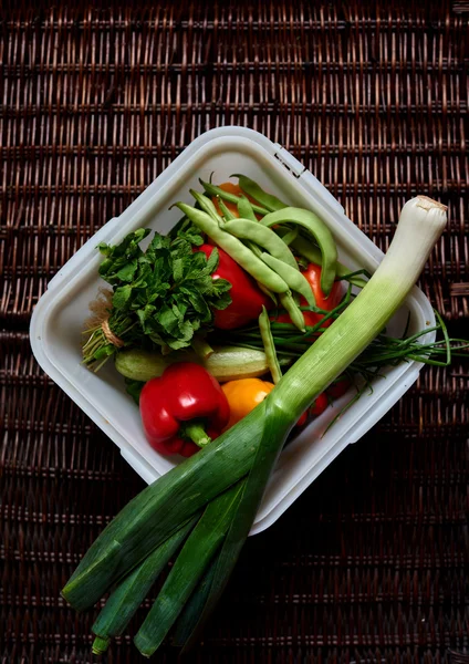 Hay verduras en una mesa de ratán oscuro —  Fotos de Stock