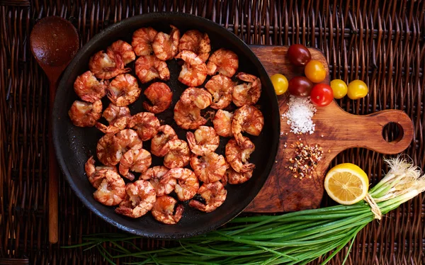 There are shrimps in a cast iron skillet — Stock Photo, Image