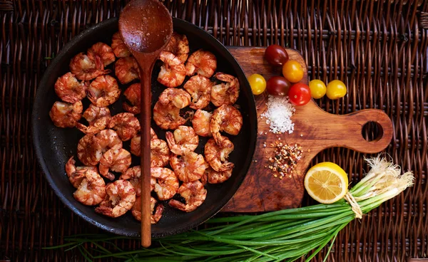 Hay camarones en una sartén de hierro fundido — Foto de Stock