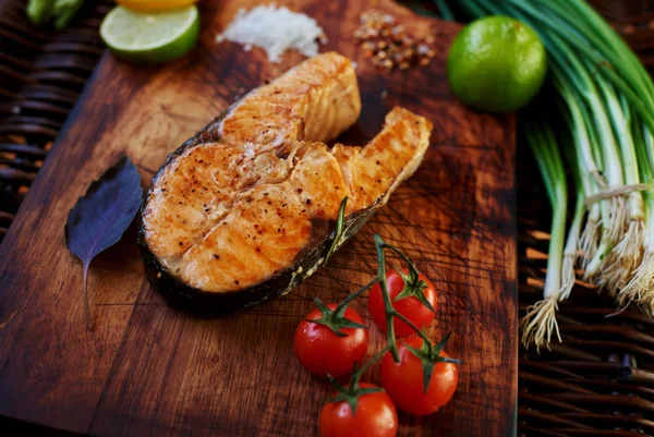 Bife de peixe em uma tábua de madeira — Fotografia de Stock