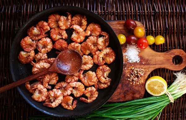 Hay camarones en una sartén de hierro fundido —  Fotos de Stock