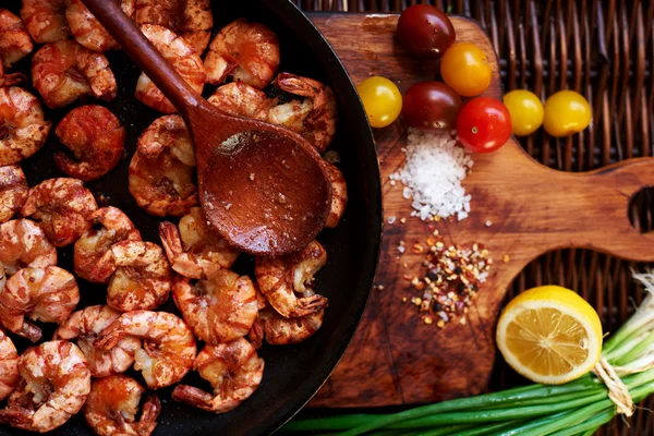 There are shrimps in a cast iron skillet — Stock Photo, Image
