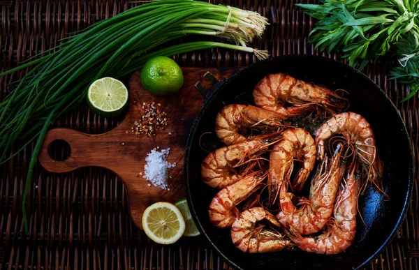 Hay camarones en una sartén de hierro fundido —  Fotos de Stock