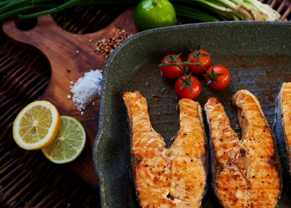 There are several salmon steak on the grill pan — Stock Photo, Image