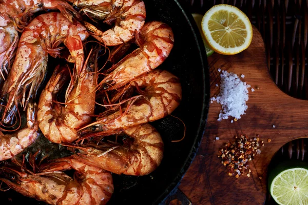 Hay camarones en una sartén de hierro fundido —  Fotos de Stock