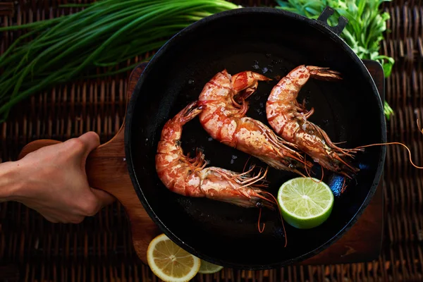 Girl chef squeezes out lime shrimp — Stockfoto