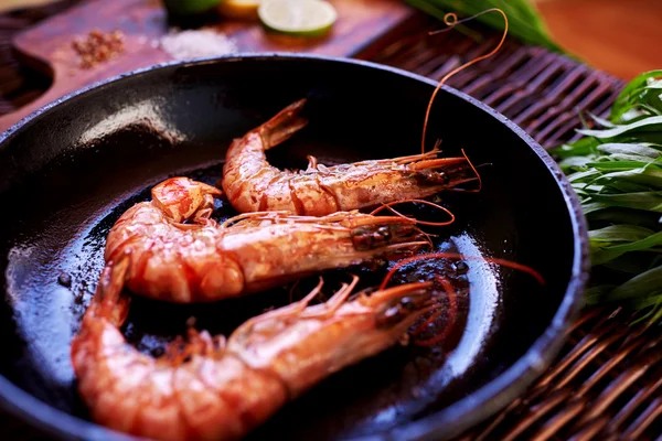 Hay camarones en una sartén de hierro fundido —  Fotos de Stock