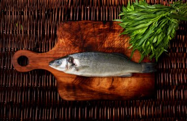 Şurada bir ahşap tahta üzerine taze balık
