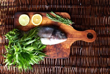 Şurada bir ahşap tahta üzerine taze balık