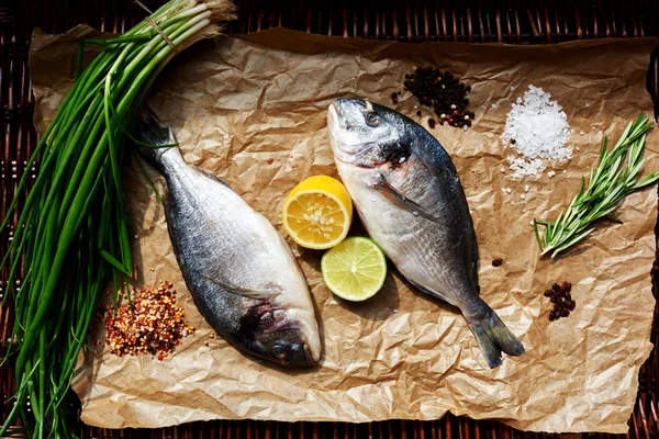 Peixe fresco na mesa — Fotografia de Stock