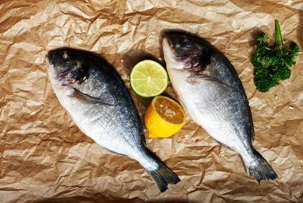 Peixe fresco na mesa — Fotografia de Stock