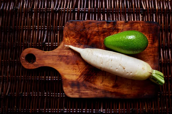 Hay verduras frescas en la mesa de ratán —  Fotos de Stock