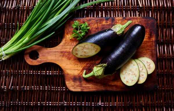 Hay verduras frescas en la mesa de ratán — Foto de Stock