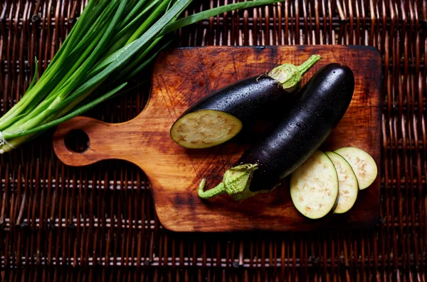 Hay verduras frescas en la mesa de ratán —  Fotos de Stock