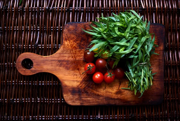 Há vegetais frescos na mesa rattan — Fotografia de Stock