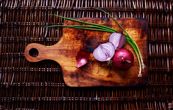 Tam są świeże warzywa na stół rattan — Zdjęcie stockowe