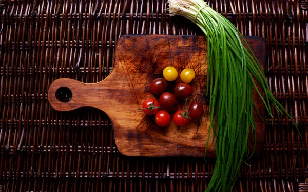 На столе есть свежие овощи из ротанга — стоковое фото