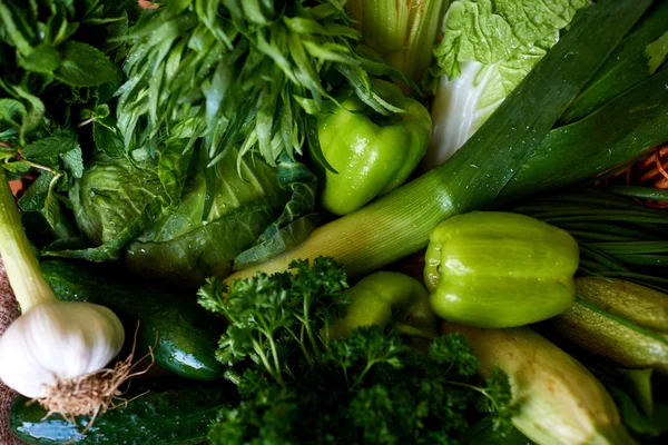 Há legumes frescos sortidos na mesa rattan — Fotografia de Stock
