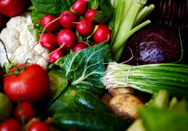 Vannak vegyes friss zöldség a táblázat rattan — Stock Fotó