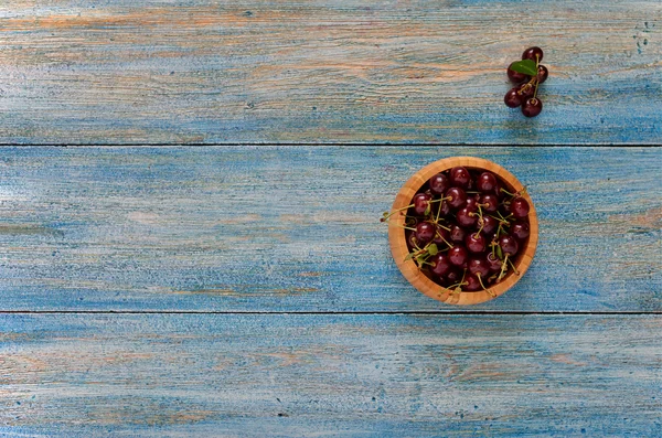 Ahşap bir masada cherrys vardır — Stok fotoğraf