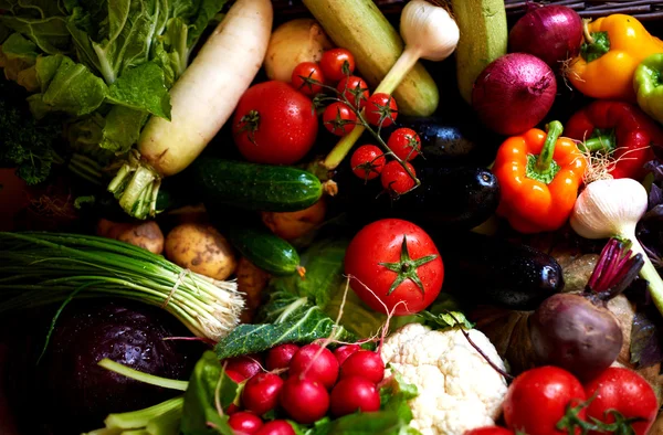 Hay una variedad de verduras frescas en la mesa de ratán — Foto de Stock
