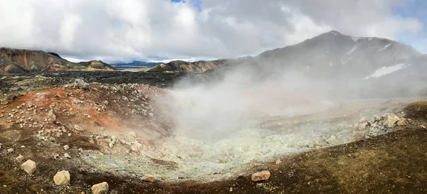 蒸汽从冰岛Landmannalaugar温泉上方升起 火山岩和地热区的死土 — 图库照片