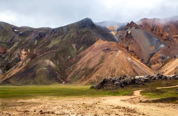 Πολύχρωμο Πανόραμα Ενός Ελικοειδούς Μονοπατιού Ανάμεσα Ψηλές Βουνοκορφές Κίτρινους Ηφαιστειακούς — Φωτογραφία Αρχείου