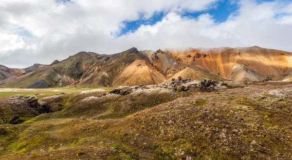 Colorful Panorama High Mountain Range Peaks Orange Volcanic Hills Green — Stock fotografie