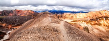 İzlanda, Landmannalaugar 'ın turuncu dağı boyunca yürüyüş yolu.