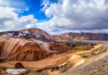 Landmannalaugar, İzlanda 'da mavi bulutların altında dev turuncu dağ manzarası