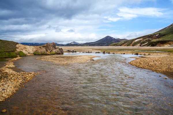 石の山の谷に沿って広い川の正面ビュー｜Landmannalaugarアイスランド — ストック写真
