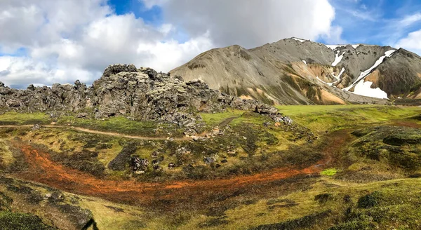 Túrázás nyomvonal narancs agyag között színes hegyek Landmannalaugar Izland. — Stock Fotó