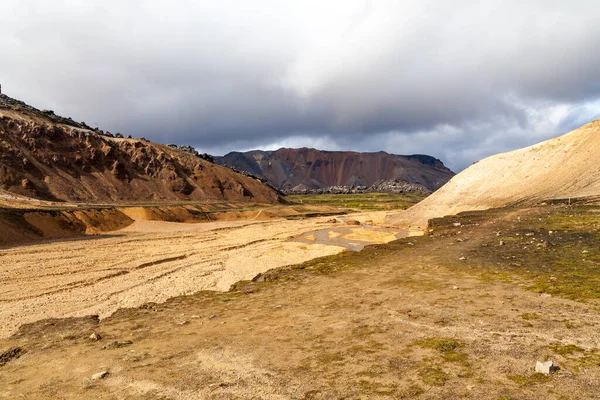 Landmannalaugar İzlanda 'nın turuncu dağları arasında portakal taşı vadisi ve nehir