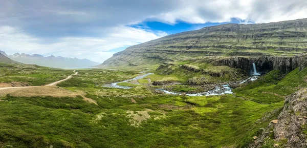 Panorama pohled na meandry v blízkosti Seljalandsfoss vodopád a silnice na Islandu — Stock fotografie