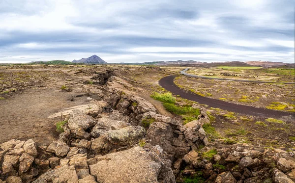 Väg nära brun tektonisk sten fel mellan Europa och Amerika. Island — Stockfoto