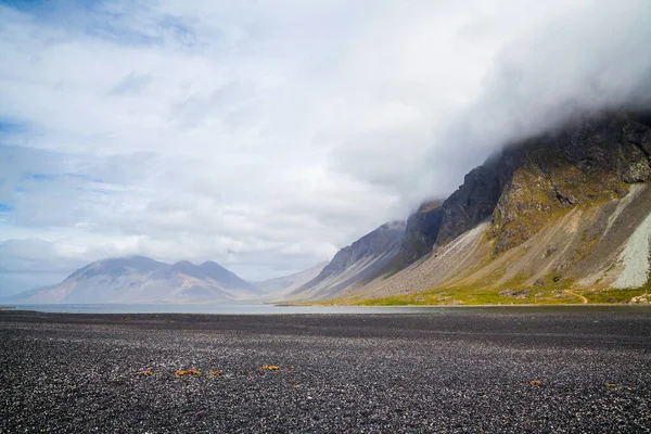 Η μαύρη αμμουδιά του Stokksnes και το βουνό Vestrahorn στο σύννεφο. Ισλανδία — Φωτογραφία Αρχείου