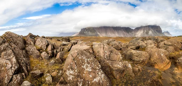 Τεράστια λιθόστρωτα σε πρώτο πλάνο. Vestrahorn βουνό που καλύπτεται από σύννεφα. Ισλανδία — Φωτογραφία Αρχείου