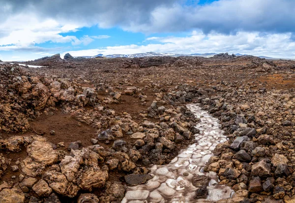 Sucho rozbitá sopečná láva, skály a špinavý sníh sopečná krajina Landmannalaugar — Stock fotografie