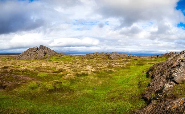 Ισλανδία τοπίο με πορτοκαλί λάβα λόφο και πράσινο γρασίδι κοιλάδα δρόμο για το ηφαίστειο — Φωτογραφία Αρχείου